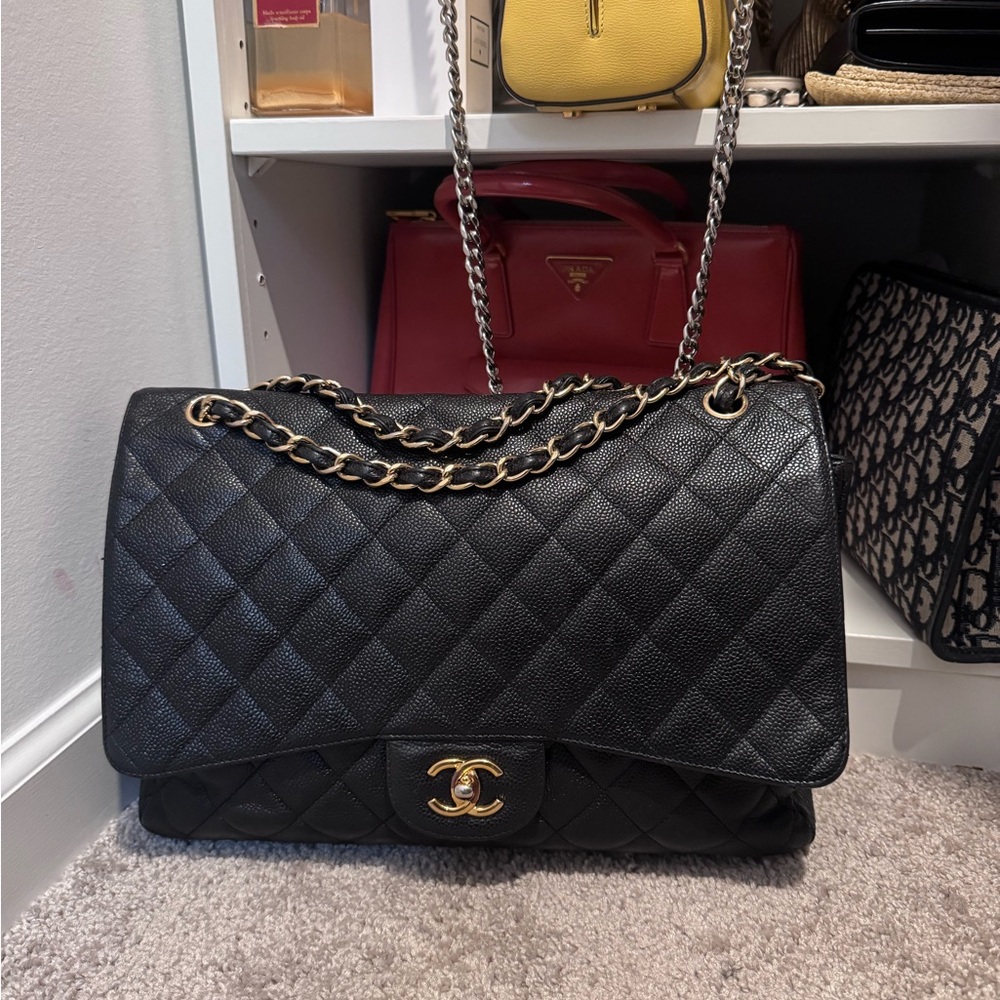 CHANEL Black Quilted Shoulder Bag with Gold Chain